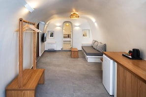 Senior Suite | Living area - Cavora Suites (Santorini)