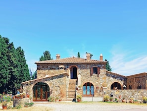 A stone building with arched doorways and a tiled roof. - Casa al Poggio. An 18th-century farmhouse in Val d'Orcia. Perfect for families (Castiglione d'Orcia)