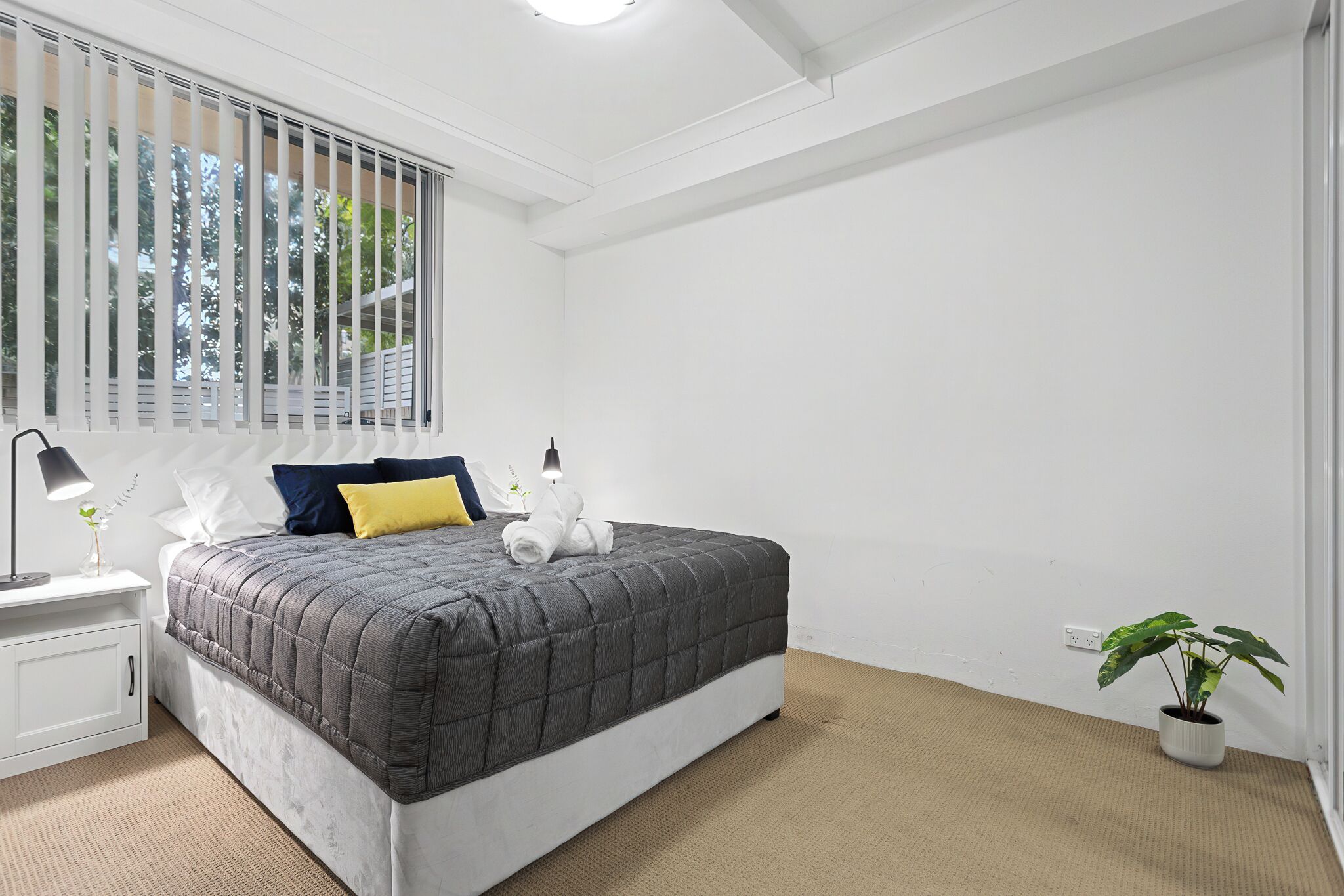 Iron/ironing board, internet, bed sheets
