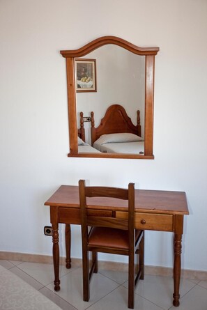 1 bedroom, WiFi, bed sheets - Inn 'Habitac. Doble -Dos Camas-' with Shared Pool, Shared Terrace and Wi-Fi (Llançà)