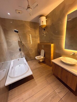 Double Room, City View | Bathroom | Free toiletries, hair dryer, towels, soap - Hotel alvish (Delhi)