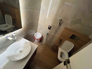 Free toiletries, hair dryer, towels, soap - Hotel alvish (New Delhi)