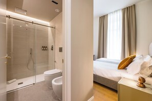Chambre Confort avec lits jumeaux, service de ménage | Salle de bain | Sèche-cheveux, chaussons, serviettes fournies, savon