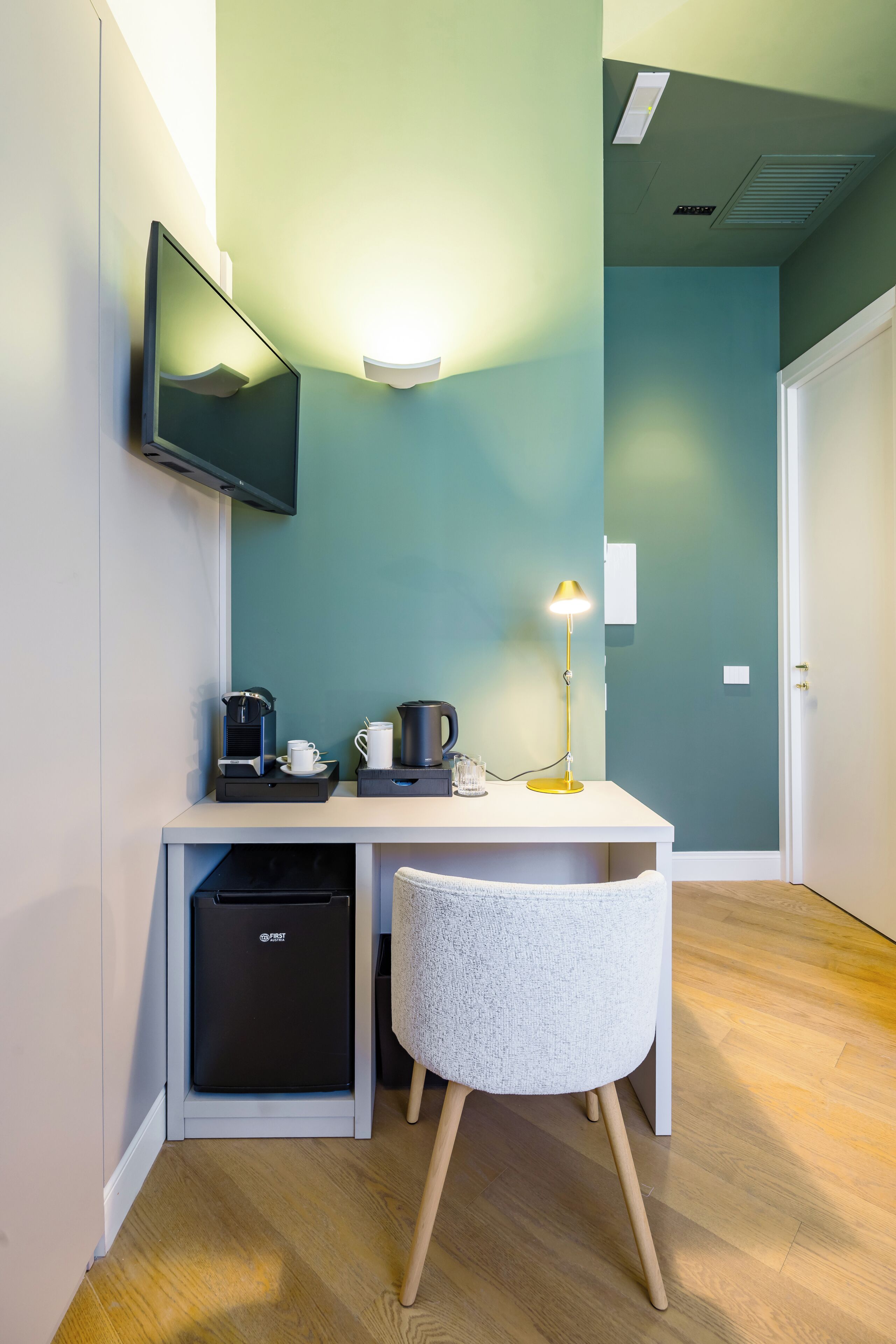 Eenvoudige tweepersoonskamer | Interieur