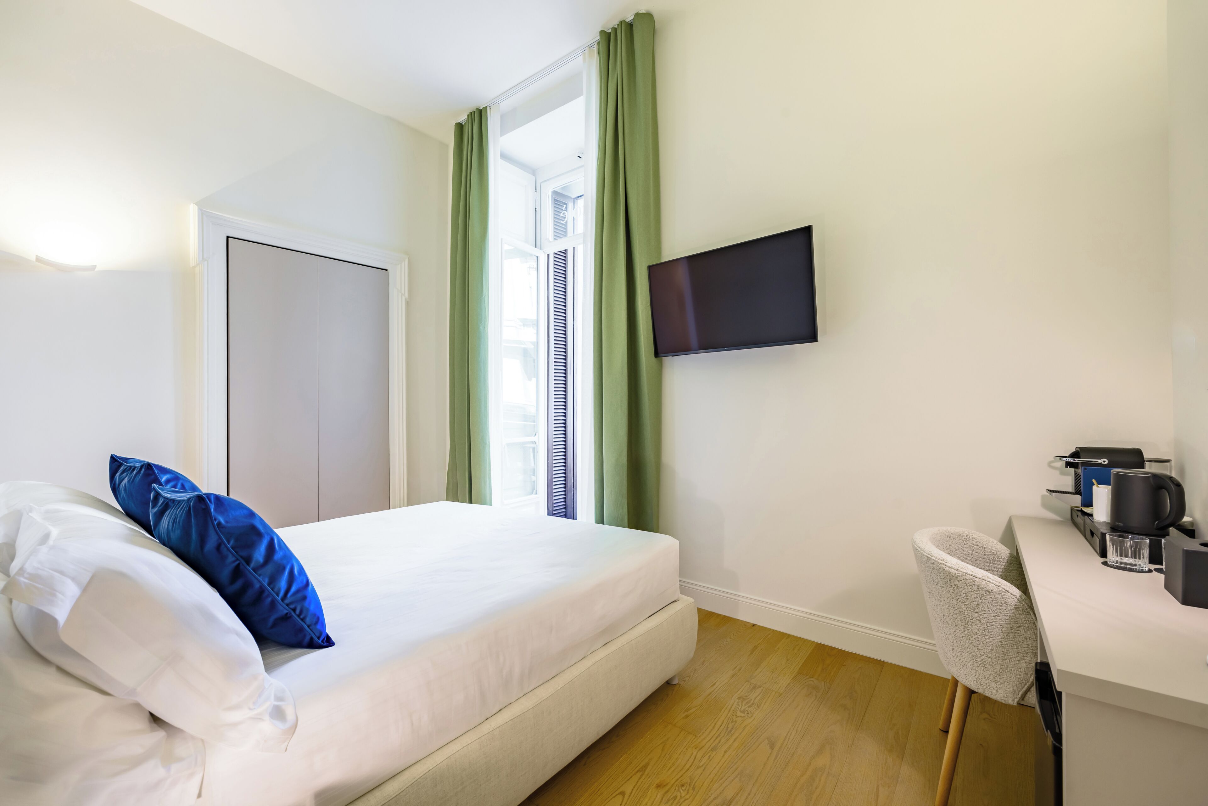 Chambre Double Deluxe, 1 grand lit, service de ménage | Bureau, espace de travail pour ordinateur portable, rideaux occultants