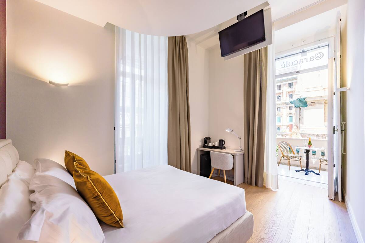 Doppia Classic, servizio di pulizie disponibile, vista città | Una scrivania, postazione laptop, tende oscuranti, insonorizzazione