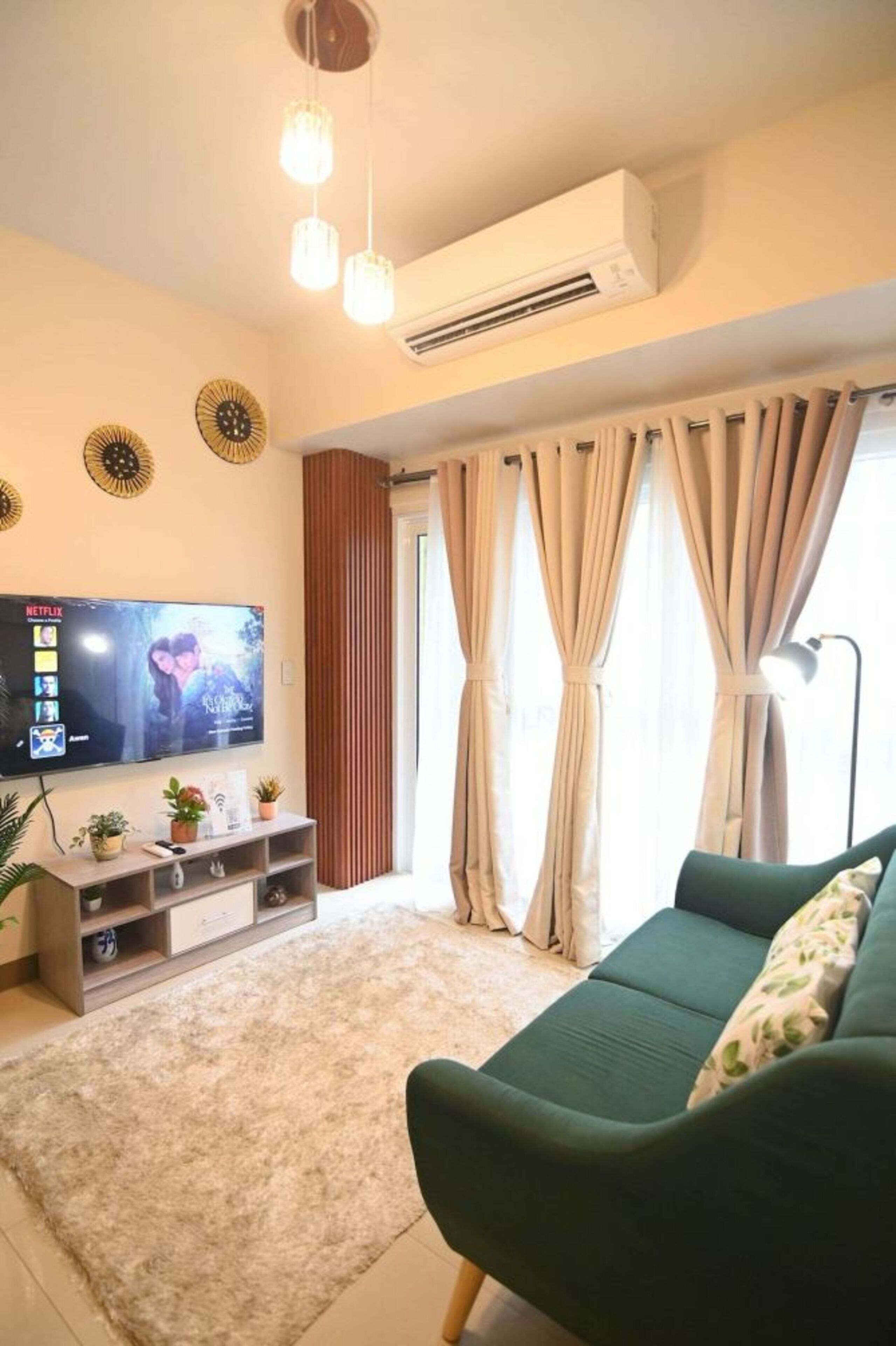 Signature Condo, 1 Bedroom, Pets Allowed, Pool View | Living room
