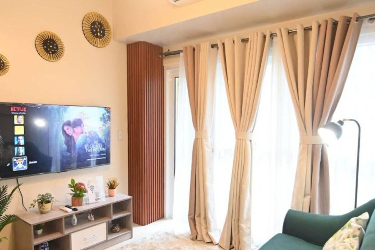 Signature Condo, 1 Bedroom, Pets Allowed, Pool View | Living room | 50-inch Smart TV with digital channels