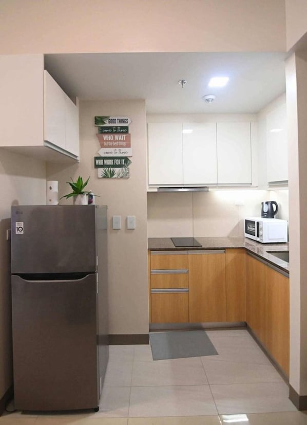 Refrigerador, microondas, placa de cocina, utensilios de cocina