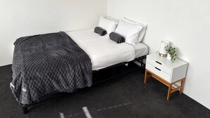 Tabla de planchar con plancha, wifi, ropa de cama