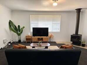 Living area - Spacious Cosy Family & Pet-Friendly Home with Large Backyard (Dubbo)