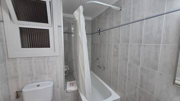 Een douche, handdoeken