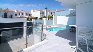 A rooftop pool area with a glass balustrade, a small pool, and a white table with chairs. - Villa Casa Mezcal by Casasol (Nerja)