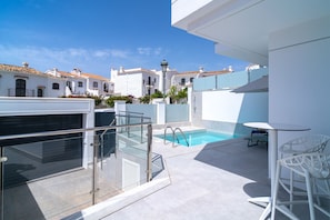 A rooftop pool area with a glass balustrade, a small pool, and a white table with chairs. - Villa Casa Mezcal by Casasol (Nerja)