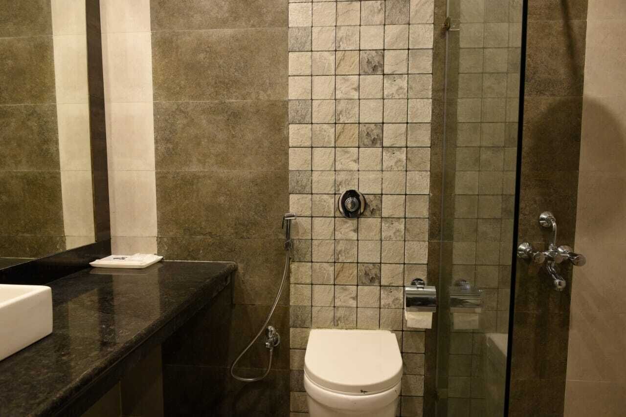 Regadera, amenidades de baño gratuitas, toallas 