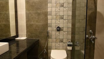 Regadera, amenidades de baño gratuitas, toallas