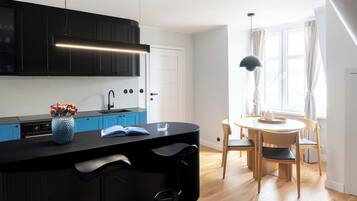 Deluxe Apartment, Non Smoking, Private Bathroom | Dining