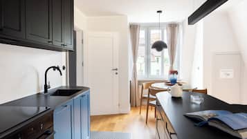 Deluxe Apartment, Non Smoking, Private Bathroom | Private kitchen