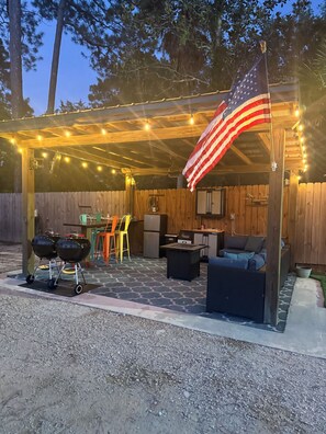 Outdoor dining - Sunset Waterfront With Campfire Fishing Kayaking Grilling Biking (Coden)