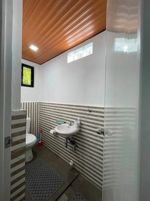 Basic Condo, Garden View, Mountainside | Bathroom | Shower, bidet, towels, soap - Chalk Cottage (Murcia)