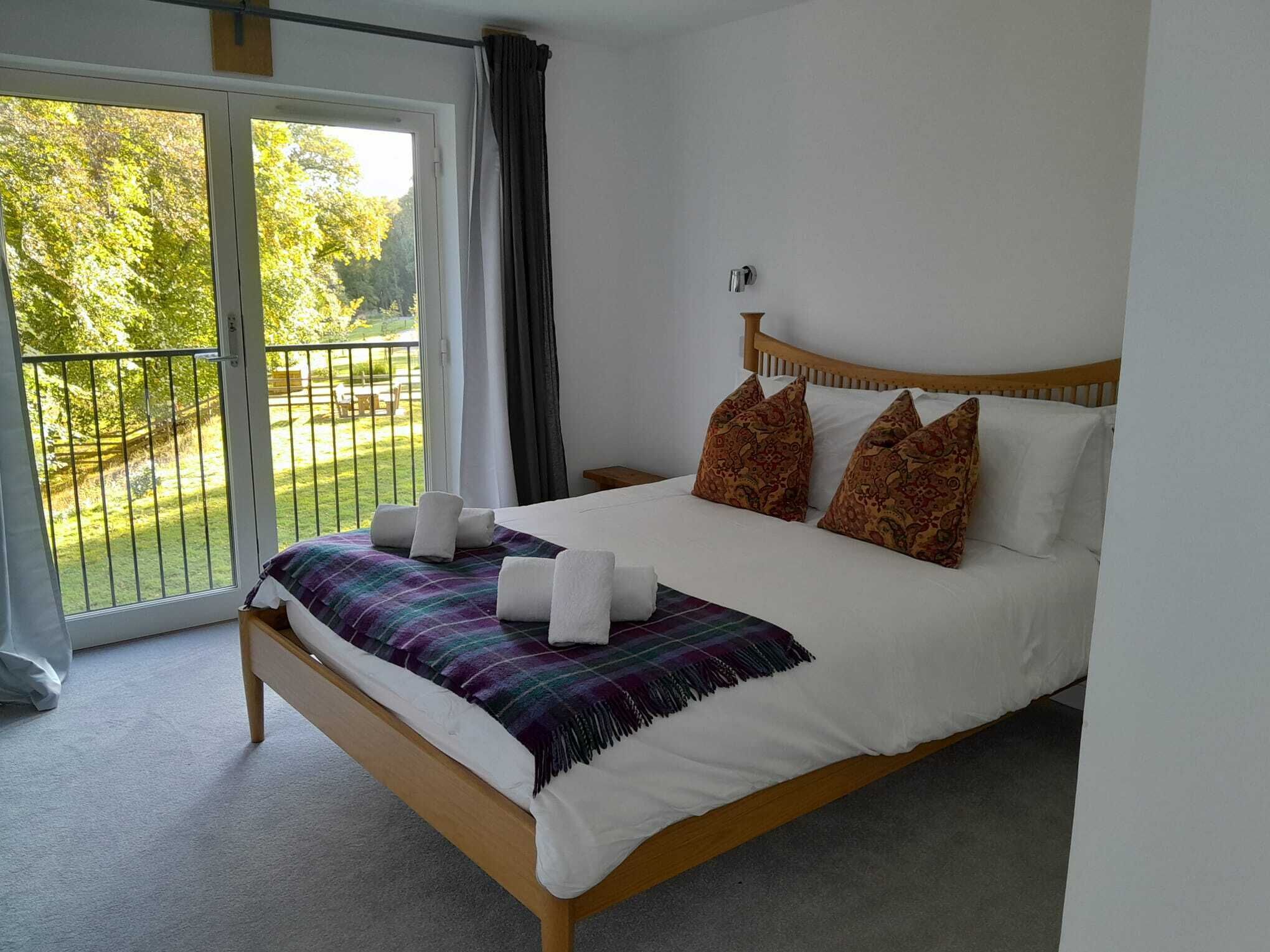 3 habitaciones, tabla de planchar con plancha, wifi y ropa de cama 