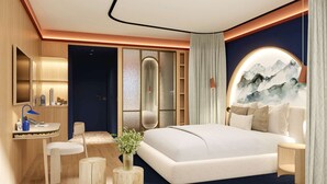 Habitación de hotel moderna con una cama grande, un escritorio con lámpara, una silla, tocador y un espejo adosado a la pared.