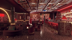 Zona de bar con asientos y techo decorado con cartas de tarot.