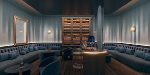 Un salón moderno con un sofá curvo, una mesa redonda y una estantería.