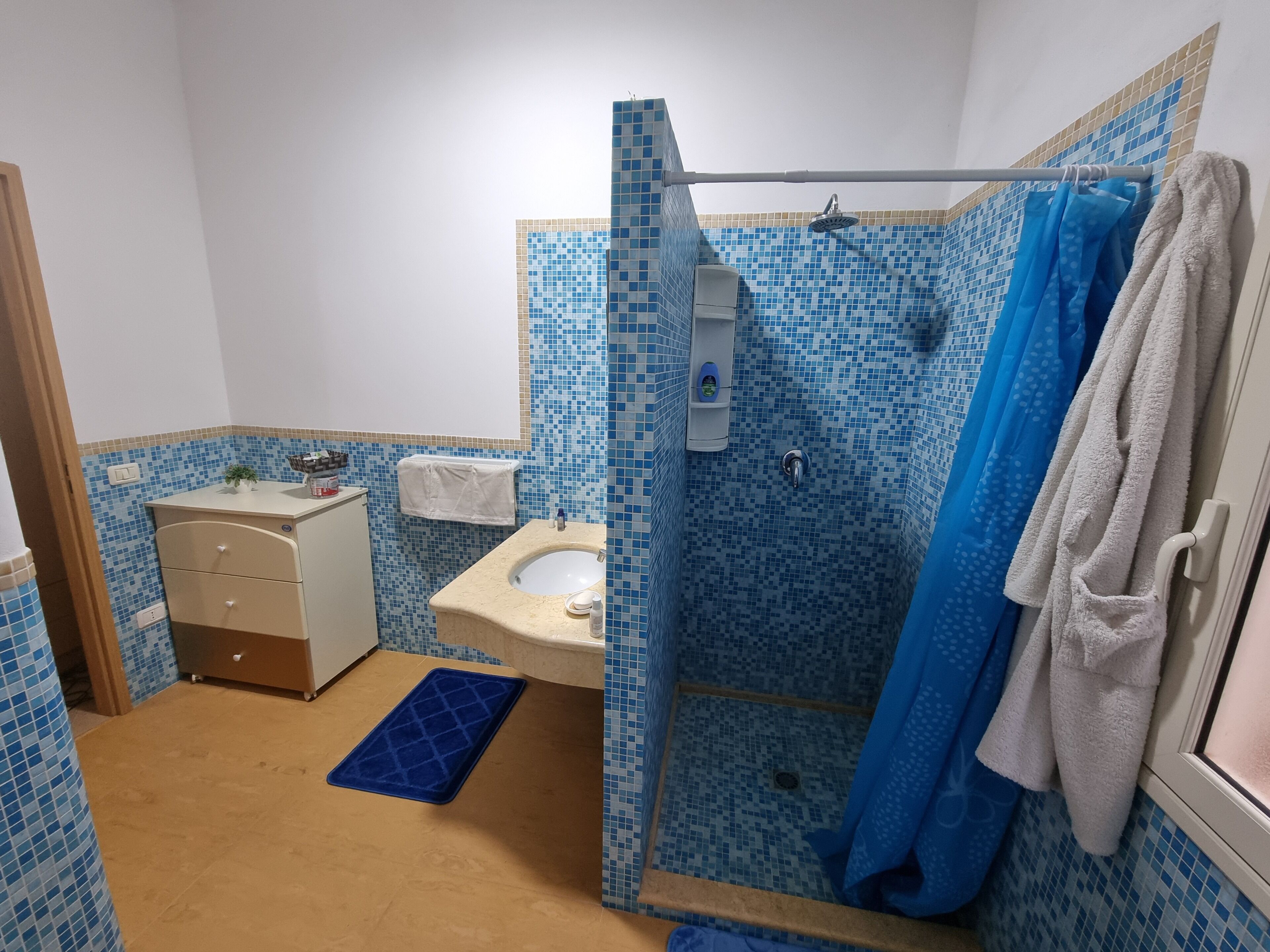Dusche, Haartrockner, Bidet, Handtücher
