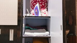 Ein Kleiderschrank mit Kleiderstange, Regalen und einer Faltkleidungsecke.