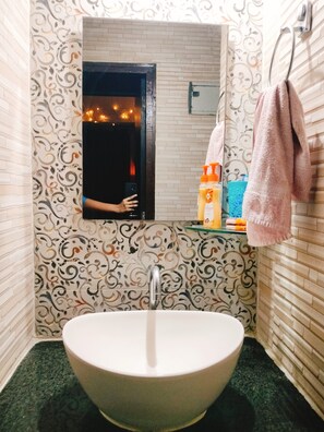 Douche, bidet, serviettes fournies, savon