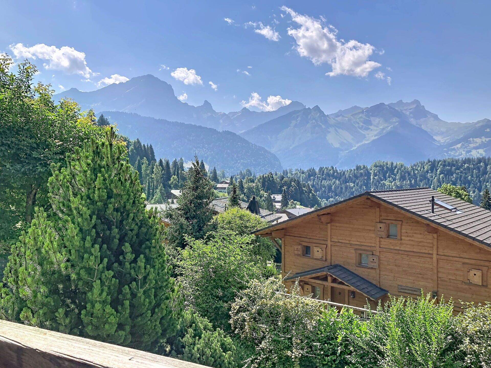Eine Holzhütte mit Blick auf eine Berglandschaft.