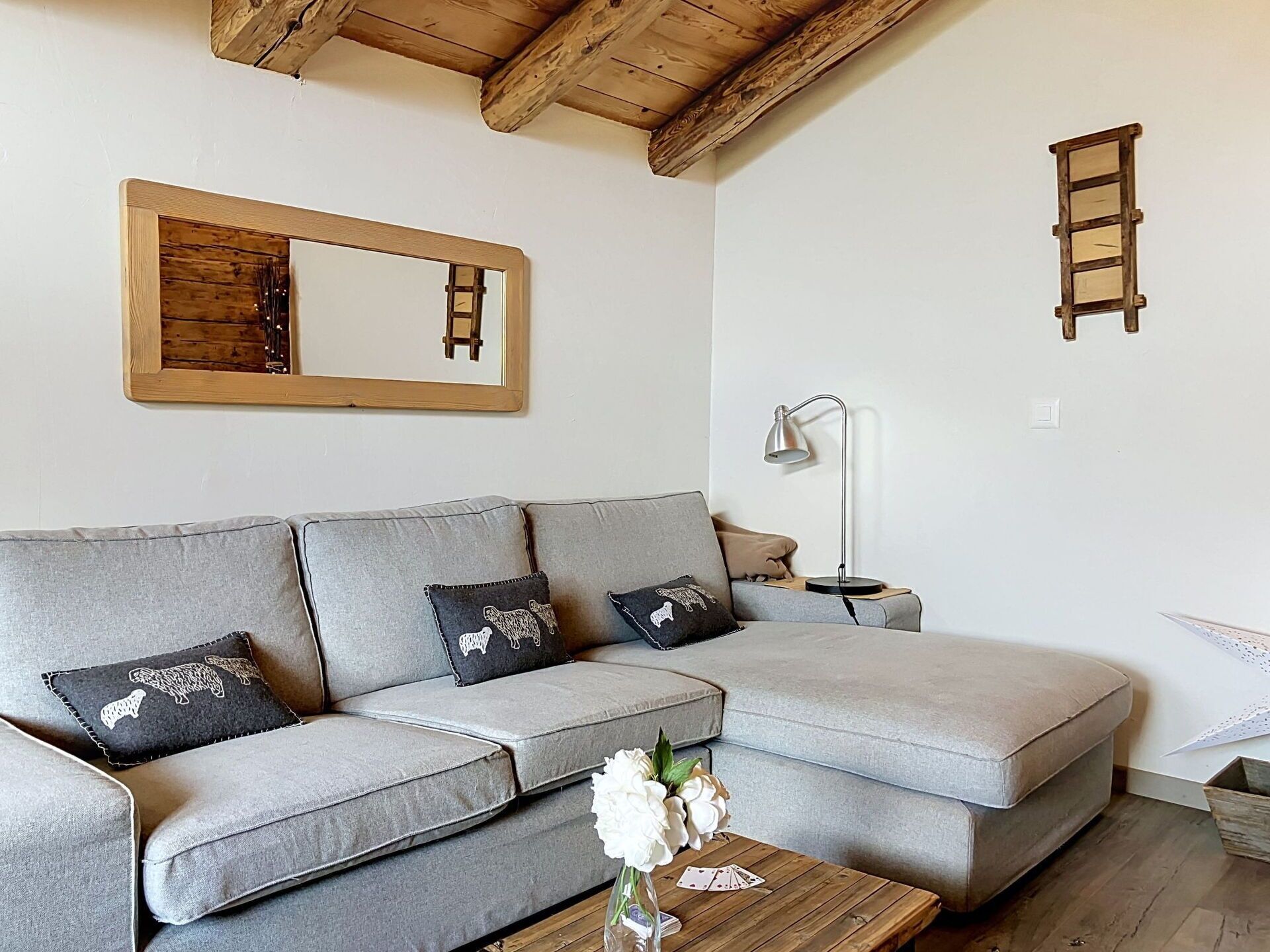 Möbel, Couch, Interior Design, Holz, Flooring, Wohnzimmer, Dekokissen, Kissen, Zimmer, Kissen