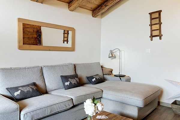 Möbel, Couch, Interior Design, Holz, Flooring, Wohnzimmer, Dekokissen, Kissen, Zimmer, Kissen