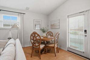 Dining - Dream Catcher Cottage - Waterside Stay Near Beach (Hernando Beach)