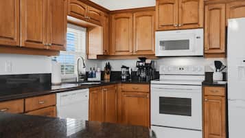 Wasserkocher mit Kaffee-/Teezubehör, Kühlschrank, Mikrowelle, Ofen