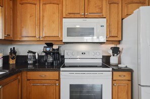 Coffee/tea maker, fridge, microwave, oven - Dream Catcher Cottage - Waterside Stay Near Beach (Hernando Beach)