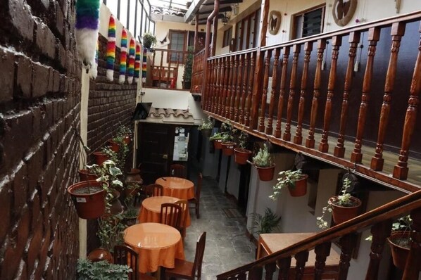 Outdoor dining - Casona Terrazas Inn (Cusco)