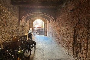 A narrow alleyway with stone walls and an arched entrance. - A Bright and Cozy Apartment With Stunning Views in the Heart of Lucca (Lucca)