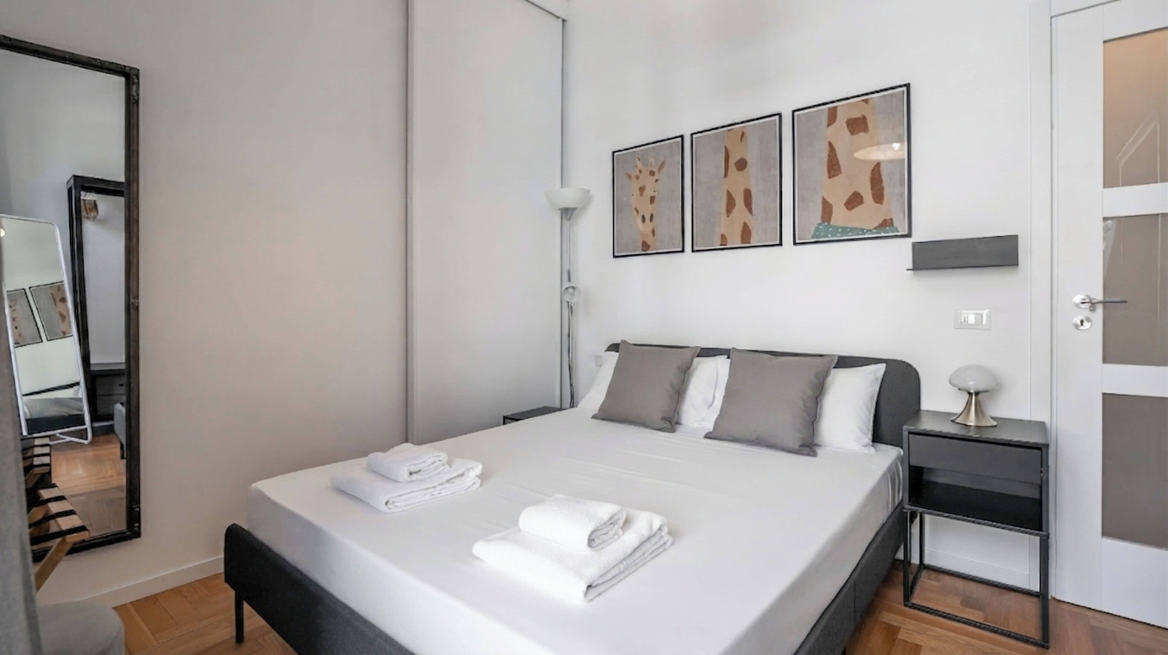 1 habitación, tabla de planchar con plancha, cunas y ropa de cama 