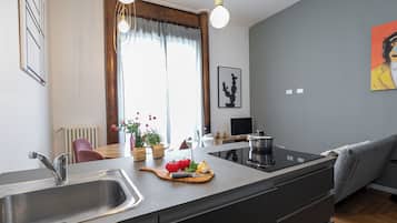 Appartement (1 Bedroom) | Cuisine privée | Four à micro-ondes, un four, surface de cuisson, lave-vaisselle