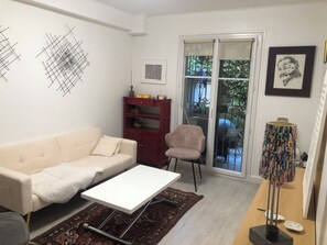 Living area - A two-room Cosi apartment in the city center, a 15-minute walk from the beach (Nice)