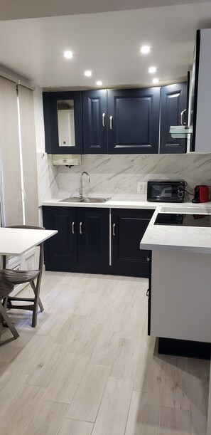 Private kitchen - A two-room Cosi apartment in the city center, a 15-minute walk from the beach (Nice)