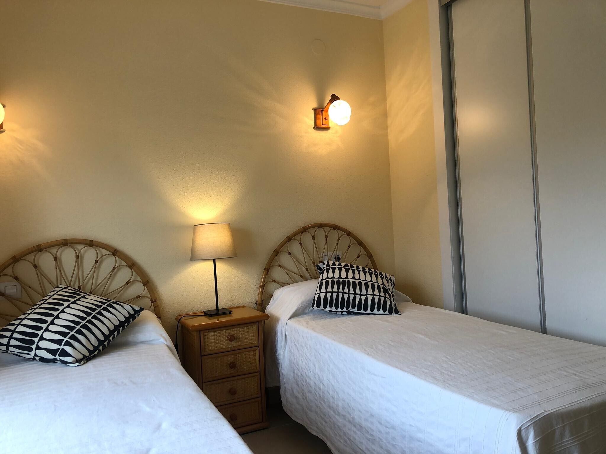 Een strijkplank/strijkijzer, wifi, beddengoed