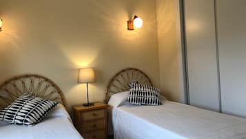Een strijkplank/strijkijzer, wifi, beddengoed