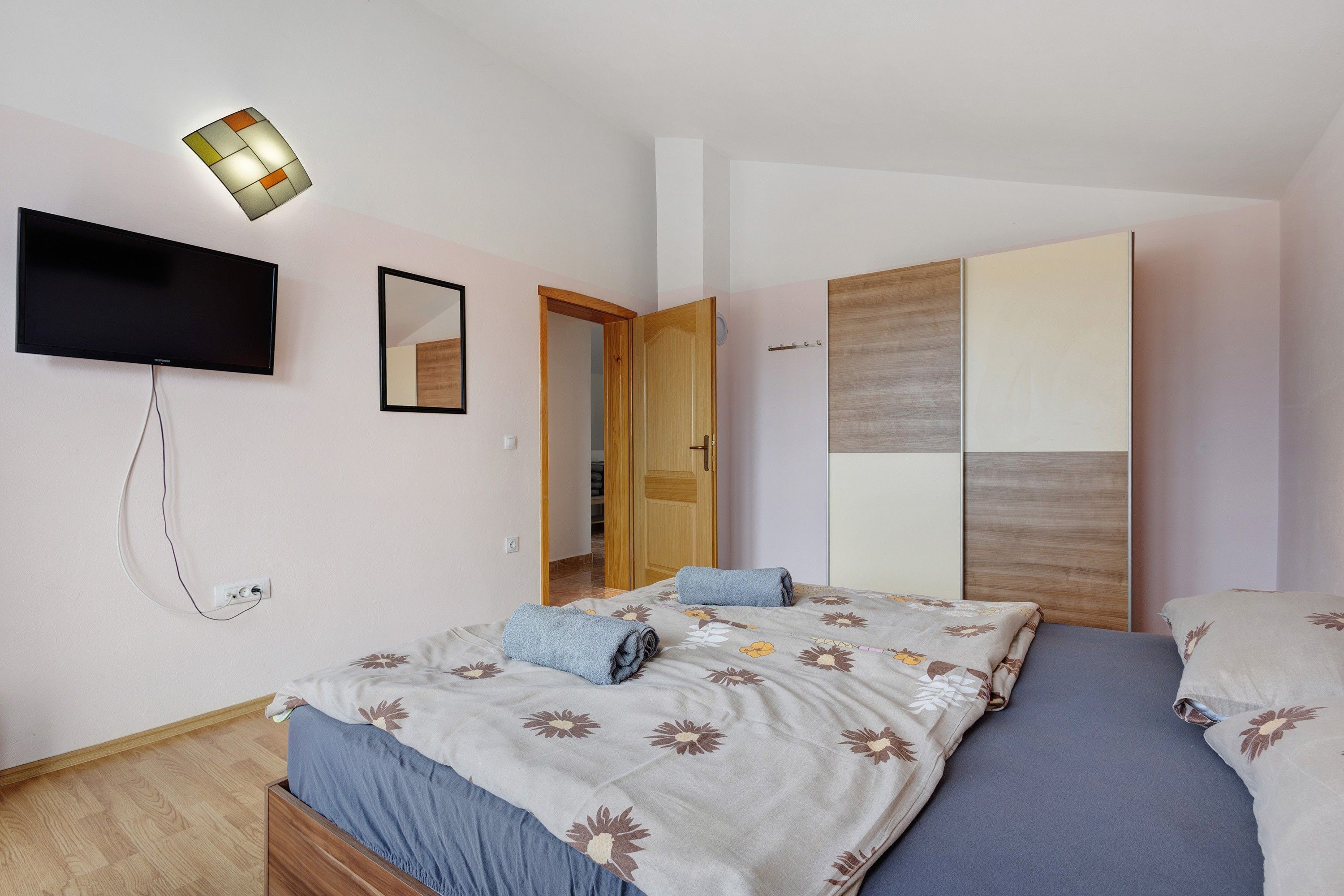 Iron/ironing board, WiFi, bed sheets