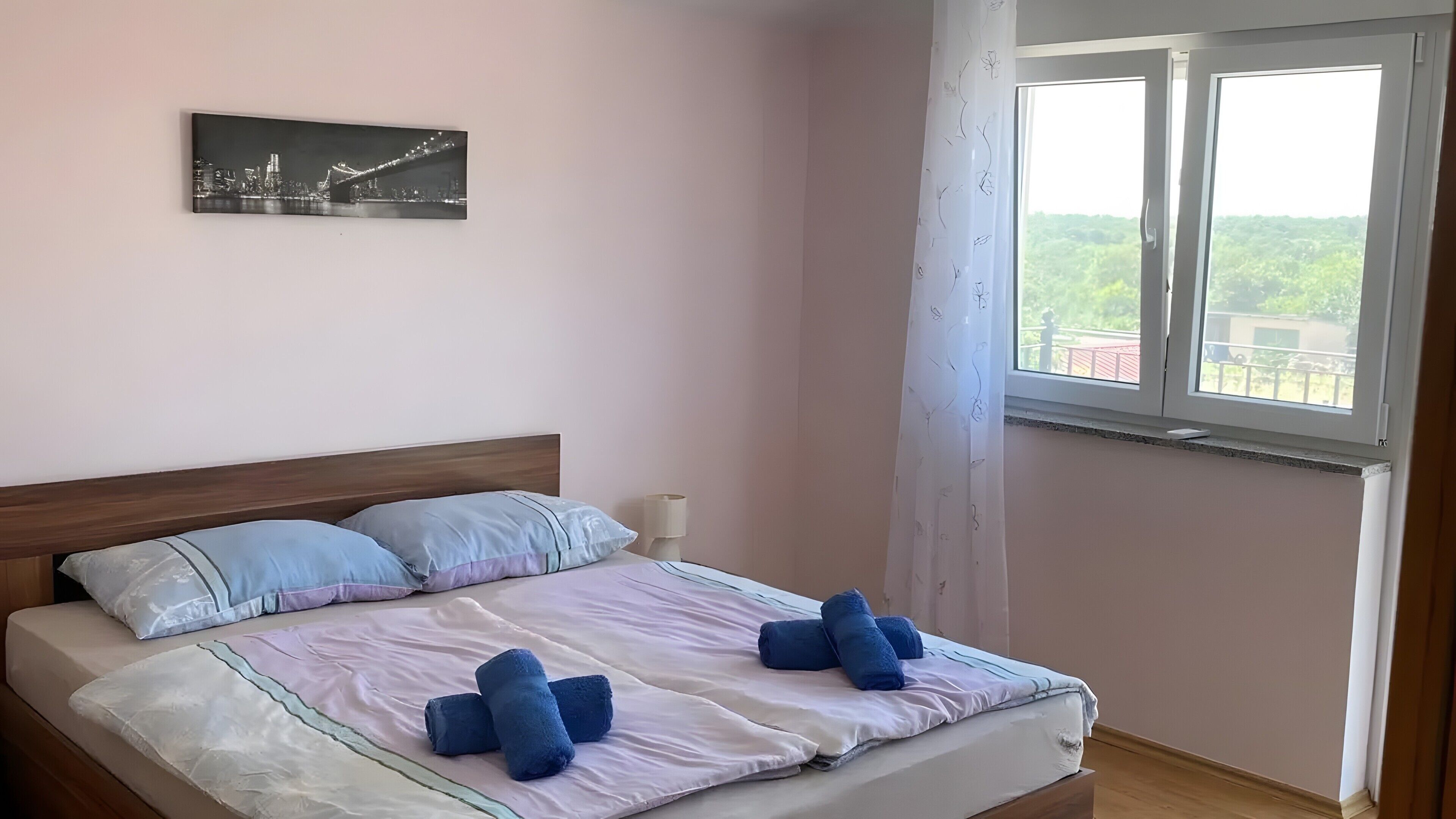 Iron/ironing board, WiFi, bed sheets