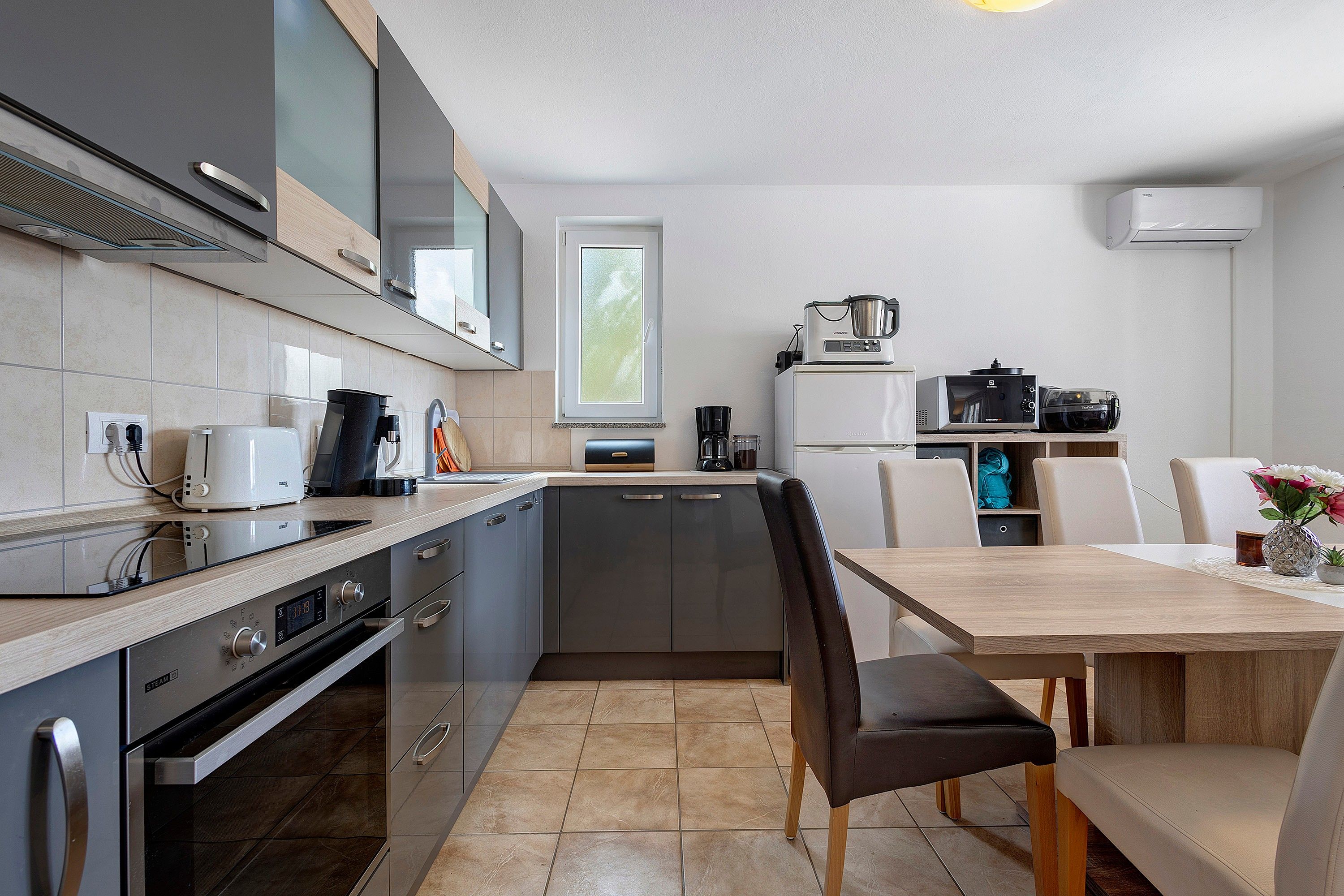 Coffee/tea maker, fridge, microwave, oven