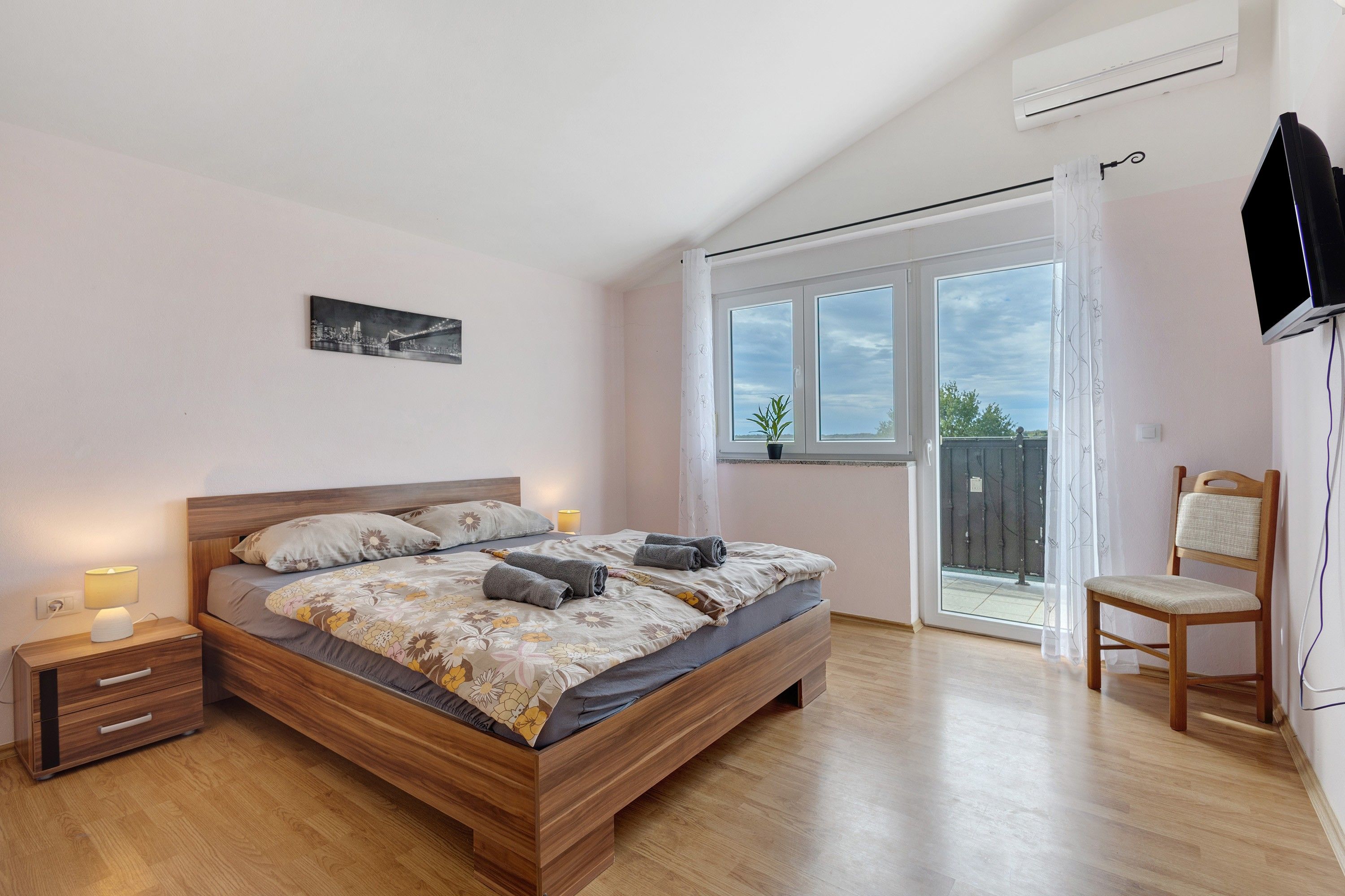 Iron/ironing board, WiFi, bed sheets