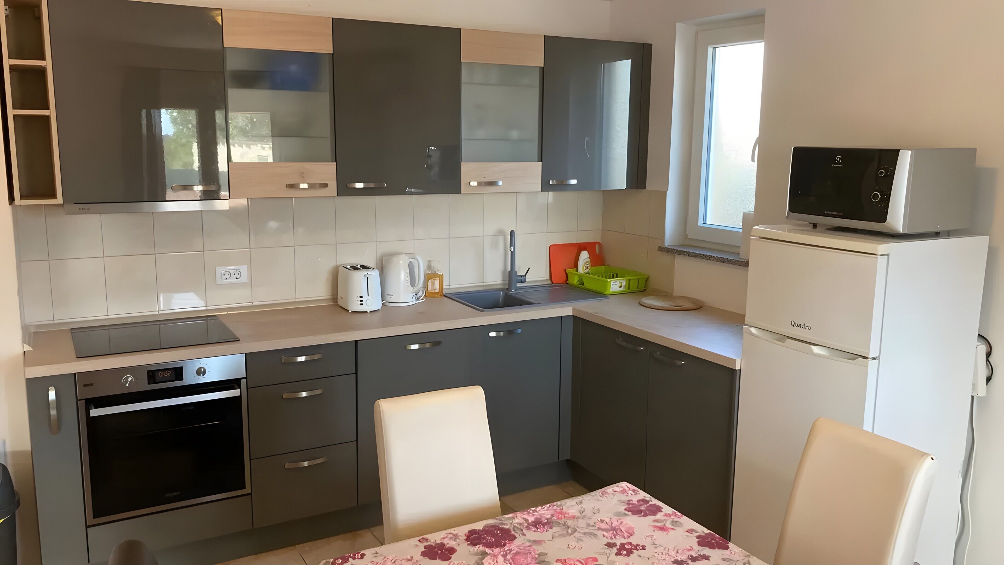 Coffee/tea maker, fridge, microwave, oven